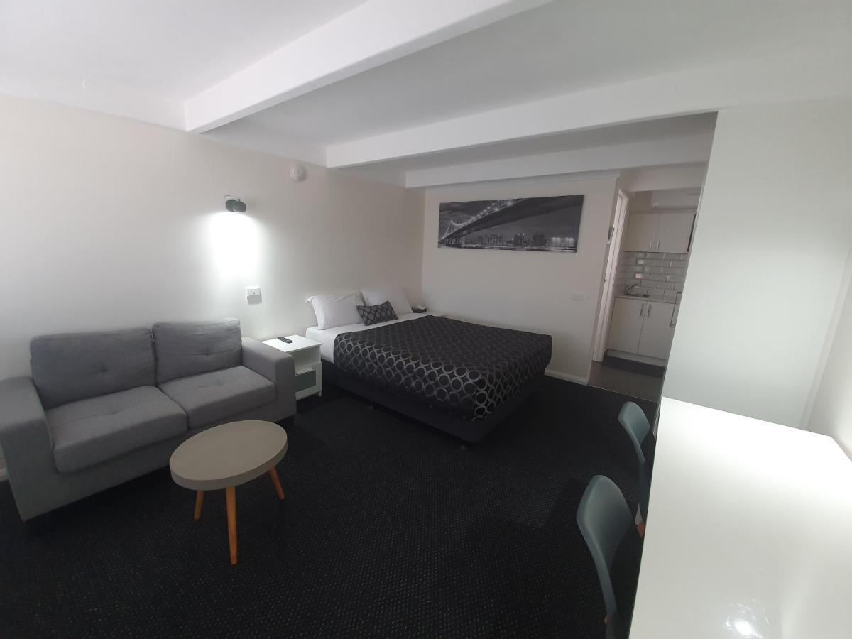 Charles Sturt Motor Inn Уест Уайлонг Екстериор снимка