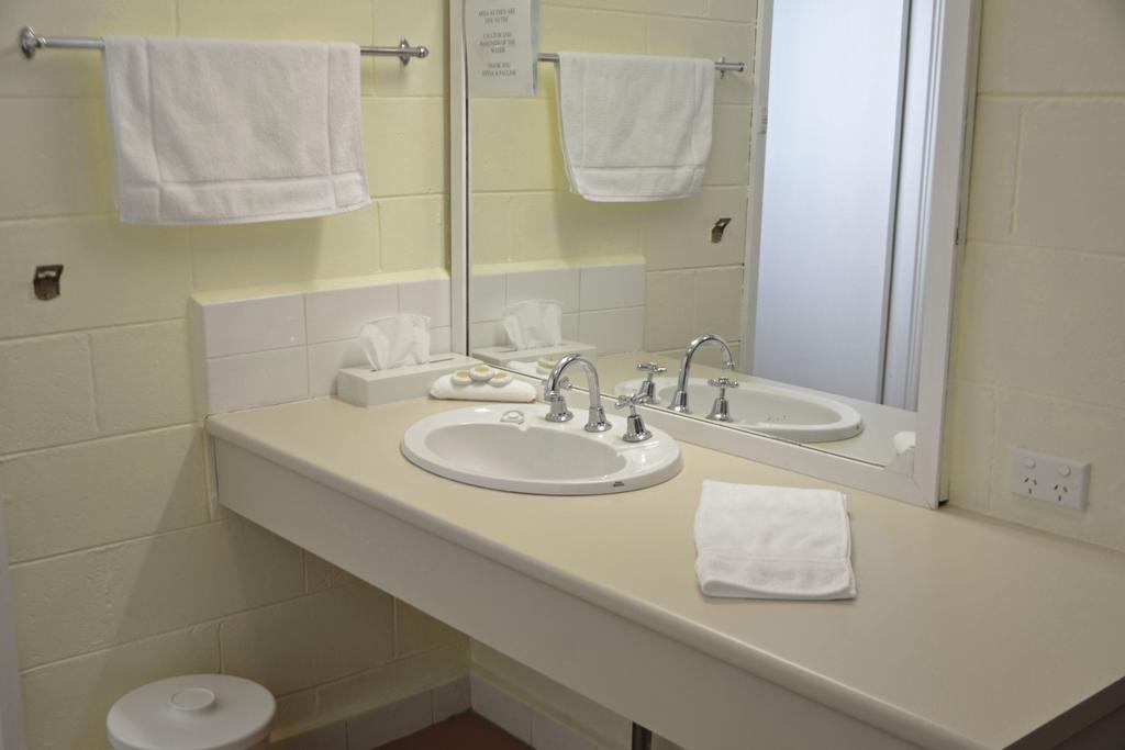 Charles Sturt Motor Inn Уест Уайлонг Екстериор снимка