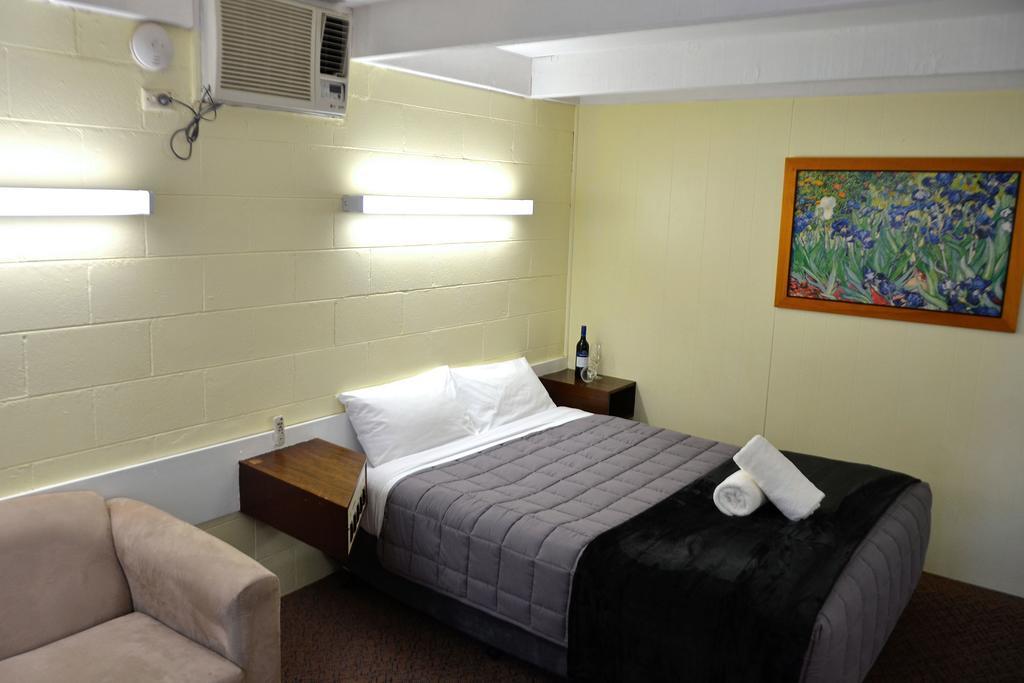 Charles Sturt Motor Inn Уест Уайлонг Екстериор снимка